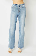 Load image into Gallery viewer, Judy Blue Light Wash Jeans