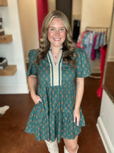 Load image into Gallery viewer, Hunter Green Print Shift Dress
