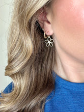 Load image into Gallery viewer, Gold Daisy Earring